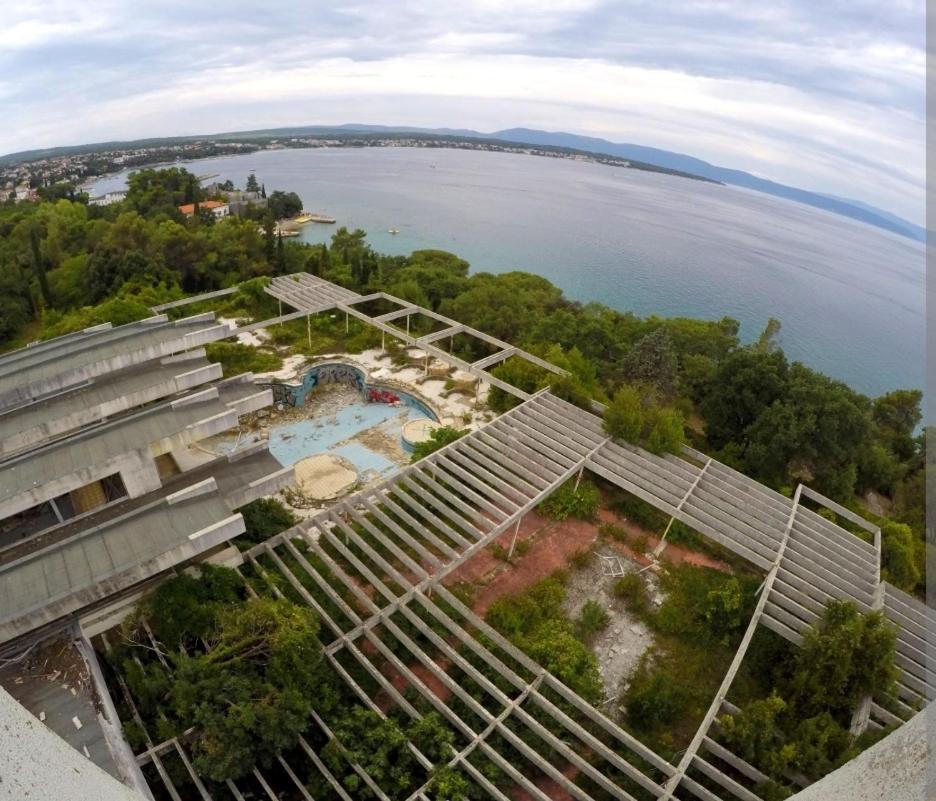 Haludovo Virtual Ruin Hotel Bungaloos Apartments And Camping, International Cooperation And Assistance For Rebirth Baracska Esterno foto
