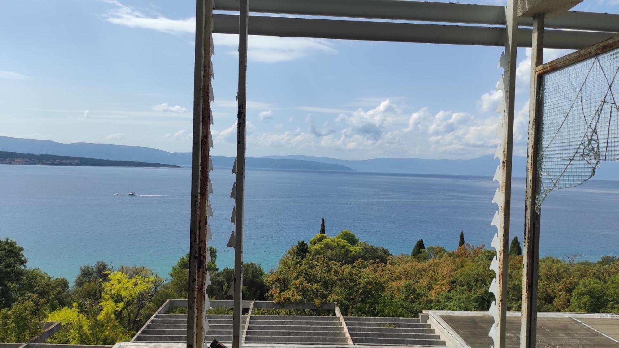 Haludovo Virtual Ruin Hotel Bungaloos Apartments And Camping, International Cooperation And Assistance For Rebirth Baracska Esterno foto