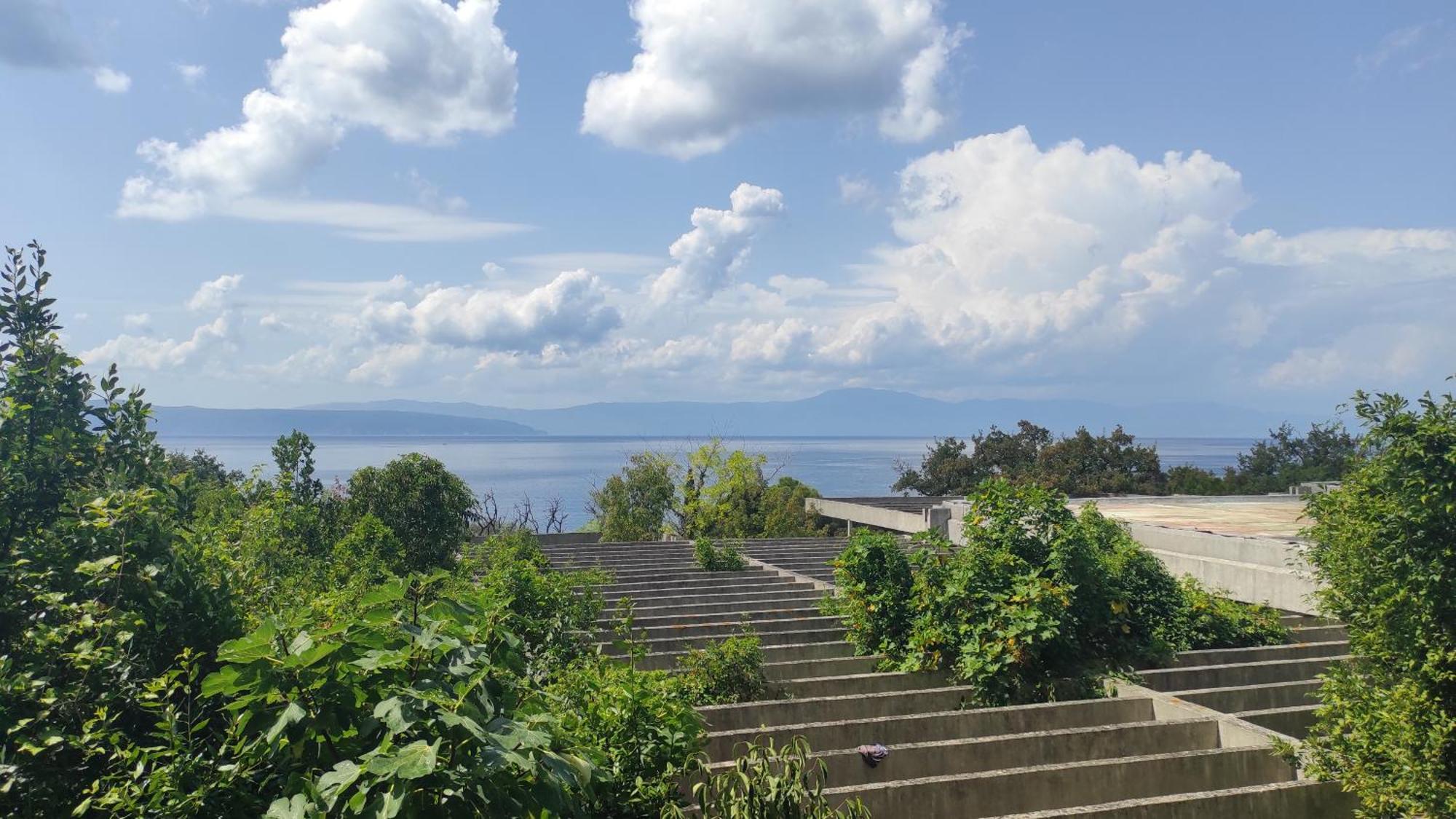 Haludovo Virtual Ruin Hotel Bungaloos Apartments And Camping, International Cooperation And Assistance For Rebirth Baracska Esterno foto